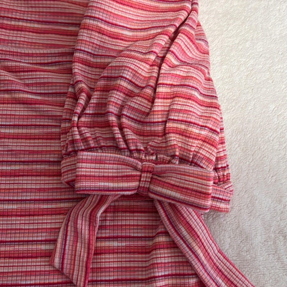 Pink striped shirt with puffy sleeves and bow - Picture 3 of 3
